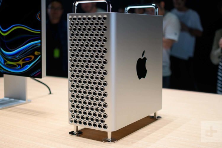 Mac Pro (На картинке справа)