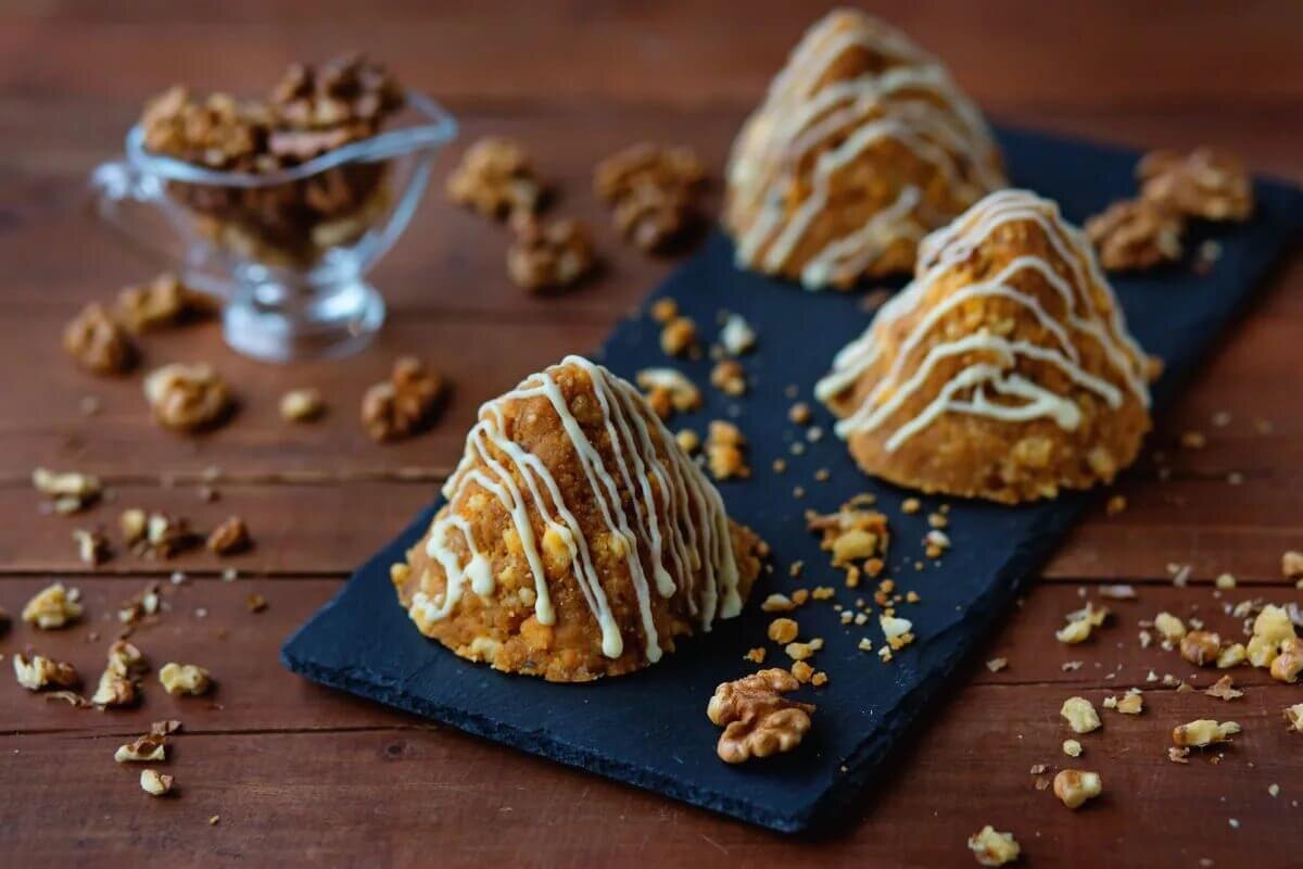 Такой десерт не требует затрат времени и готовится без выпекания.  
