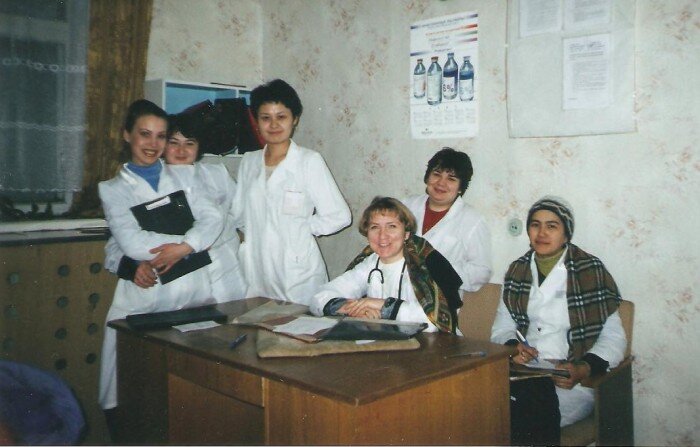 
(Крайняя слева я, 2002 год, а за окном ночь))