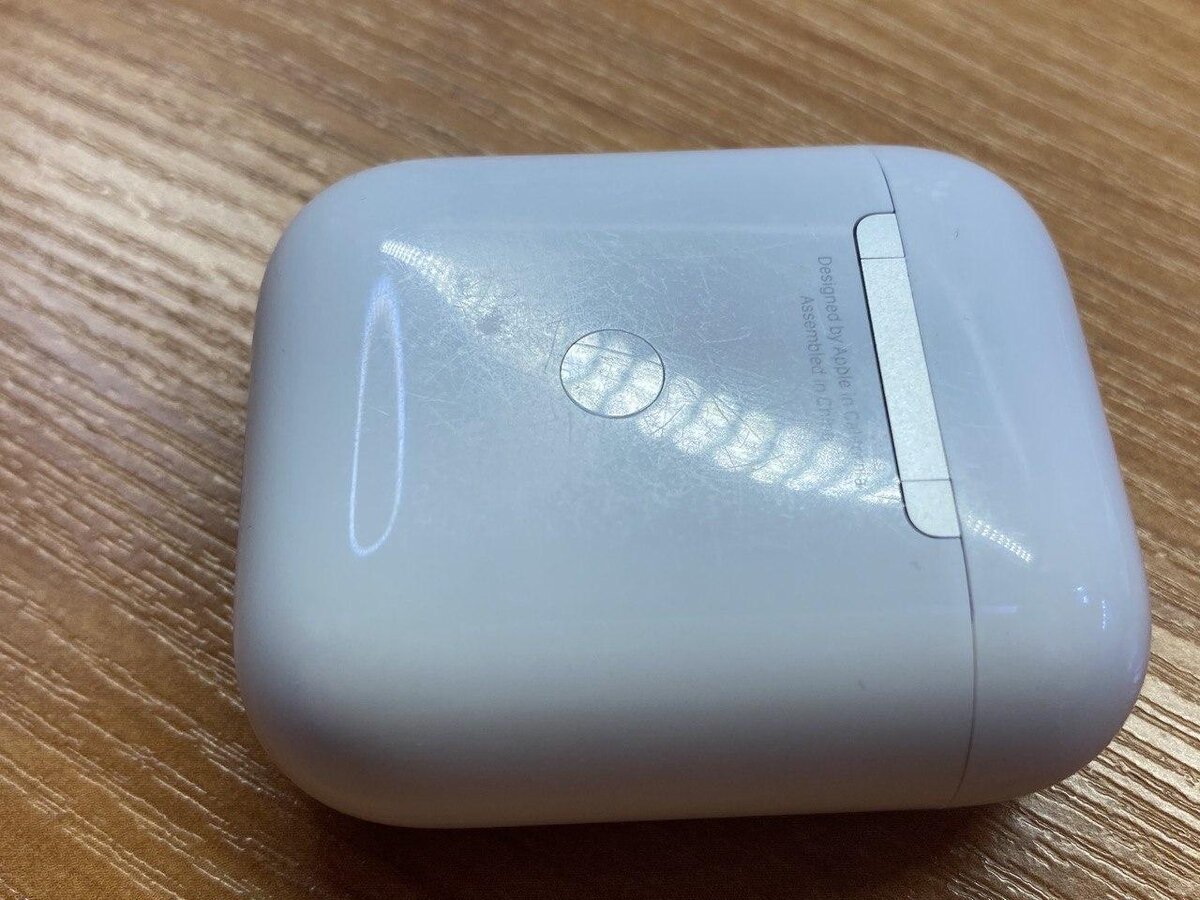 Царапины можно будет заметить уже в первый день, но с расстояния вытянутой руки уже незаметны даже под ярким освещением. На фото наушникам полгода.