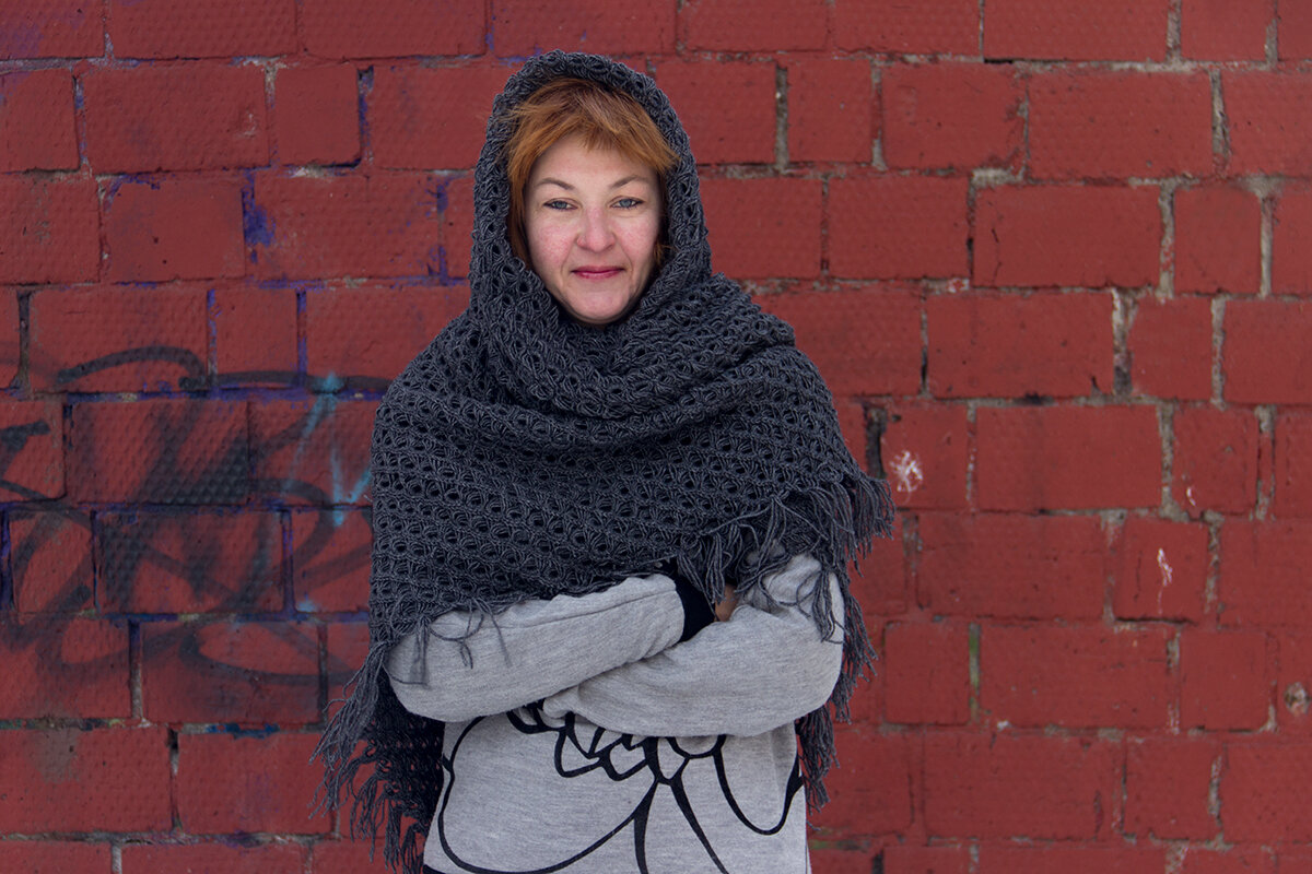 Фотографировали шаль мы еще зимой. Пришлось раздеть маму, чтобы сделать красивые кадры.