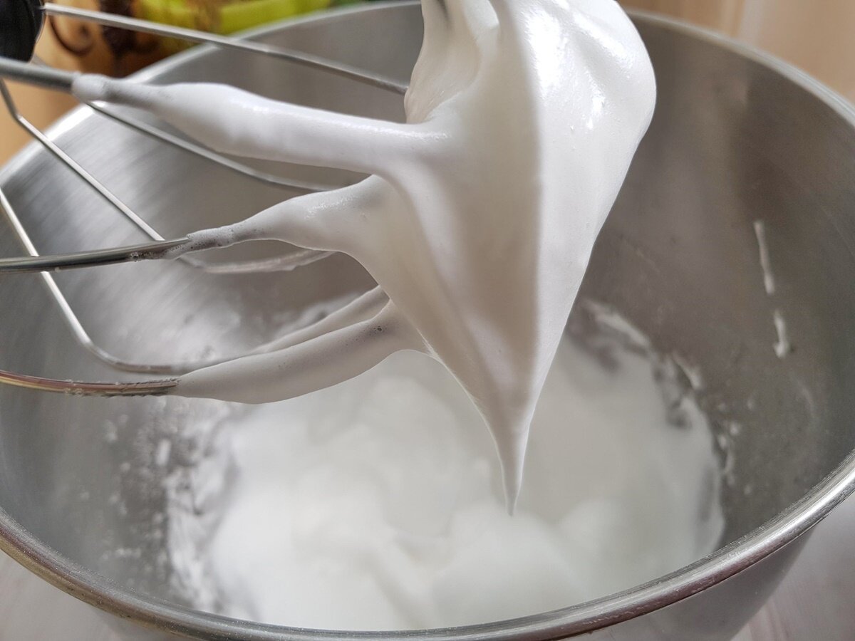 при взбивании белков. взбитые белки. взбивание белков. белки для взбивания должны быть какой температуры. белки взбивают до густой пены.
