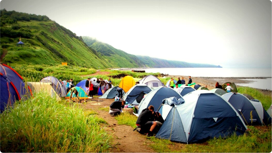 Лагерь на берегу озера. Териберка палаточный лагерь. Палаточный лагерь на Сахалине. Таганай палаточный городок. Палаточный лагерь Сахалинская звезда.