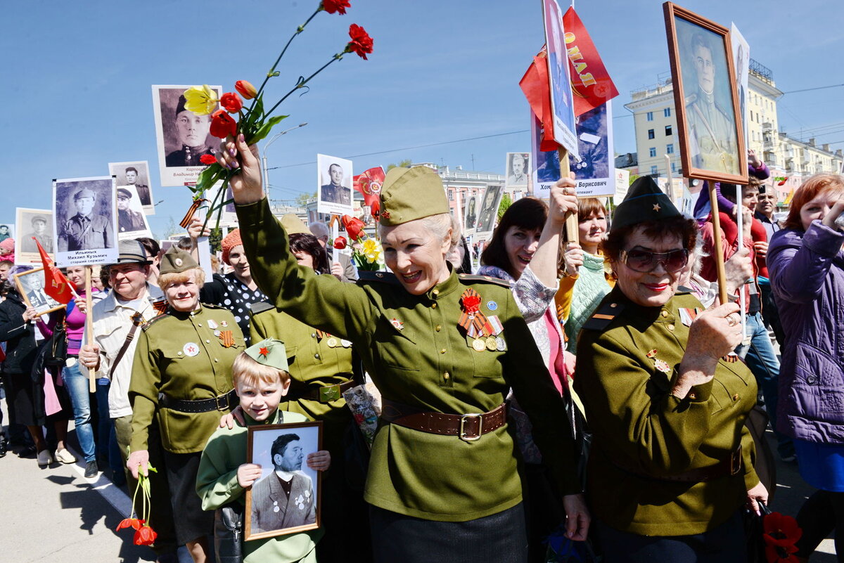 Сколько дней празднуют 9 мая. Барнаул шествие Бессмертного полка. Фото празднования 9 мая. День Победы праздник фото. Бессмертный полк Бийск.