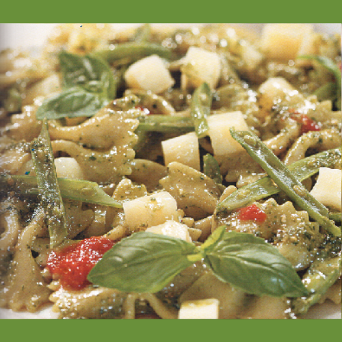 Фарфалле с соусом песто и овощами