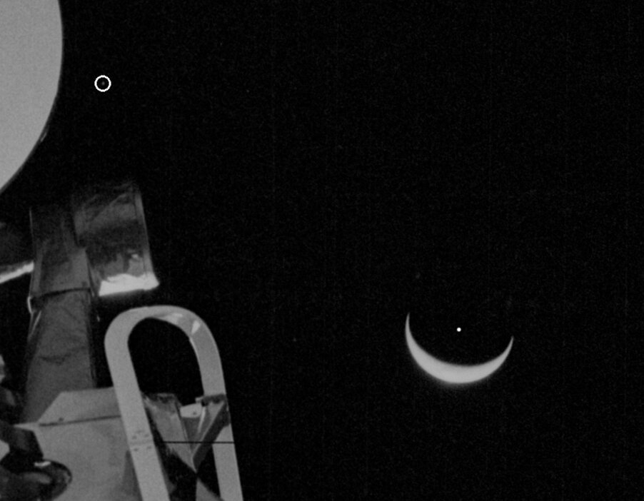 Венера обведена кружочком, центр Земли отмечен точкой.