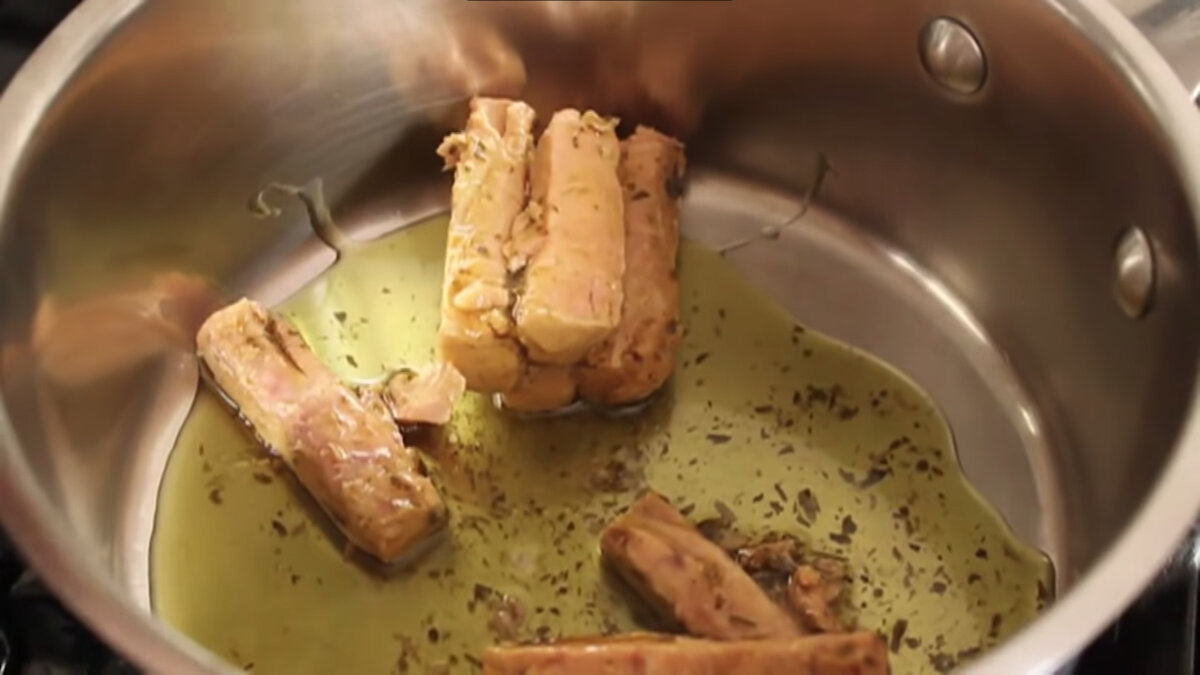 И содержимое ровно такой же по объему банки с тунцом в США