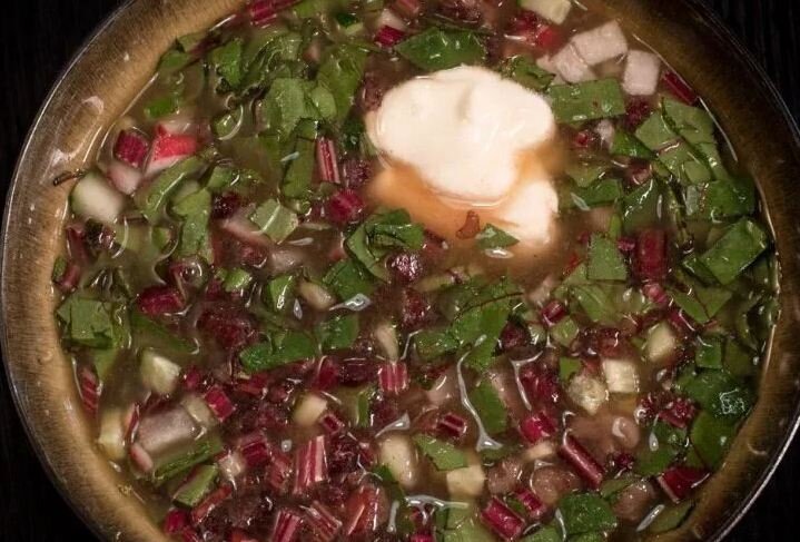 Ботвинья - отличный холодный суп для лета, когда много свекольной ботвы и прочей зелени