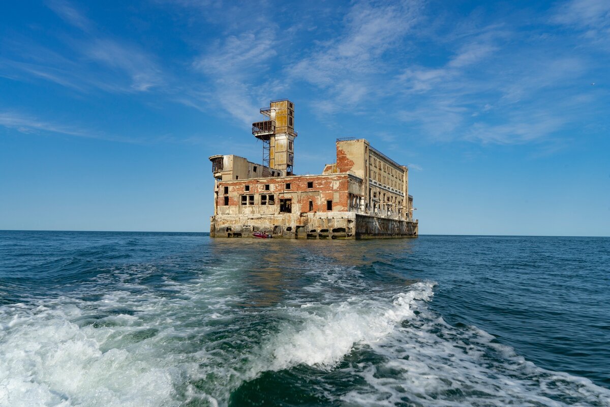 Завод в каспийском море