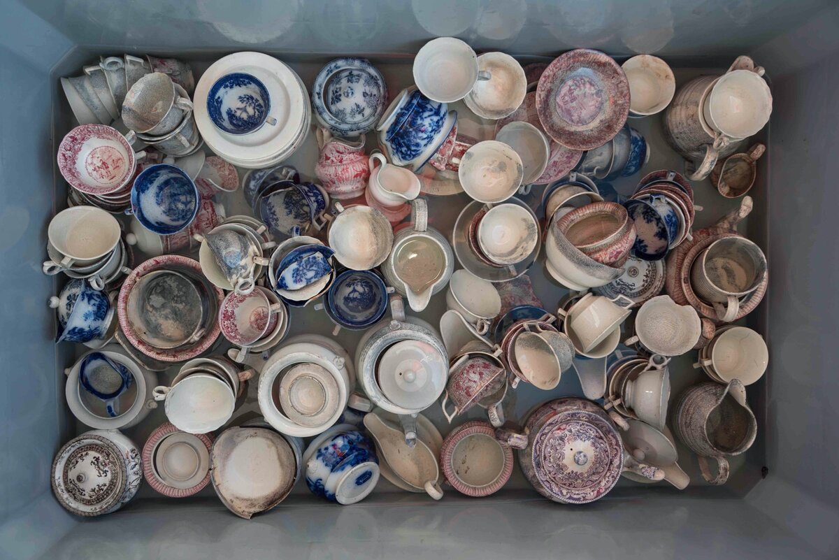 Фаянсовая посуда с английского кеча XIX века. Фото: ЦПИ РГО