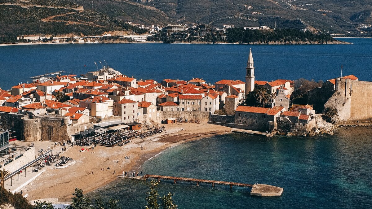 Будва - один из главных «русских» курортов Черногории.