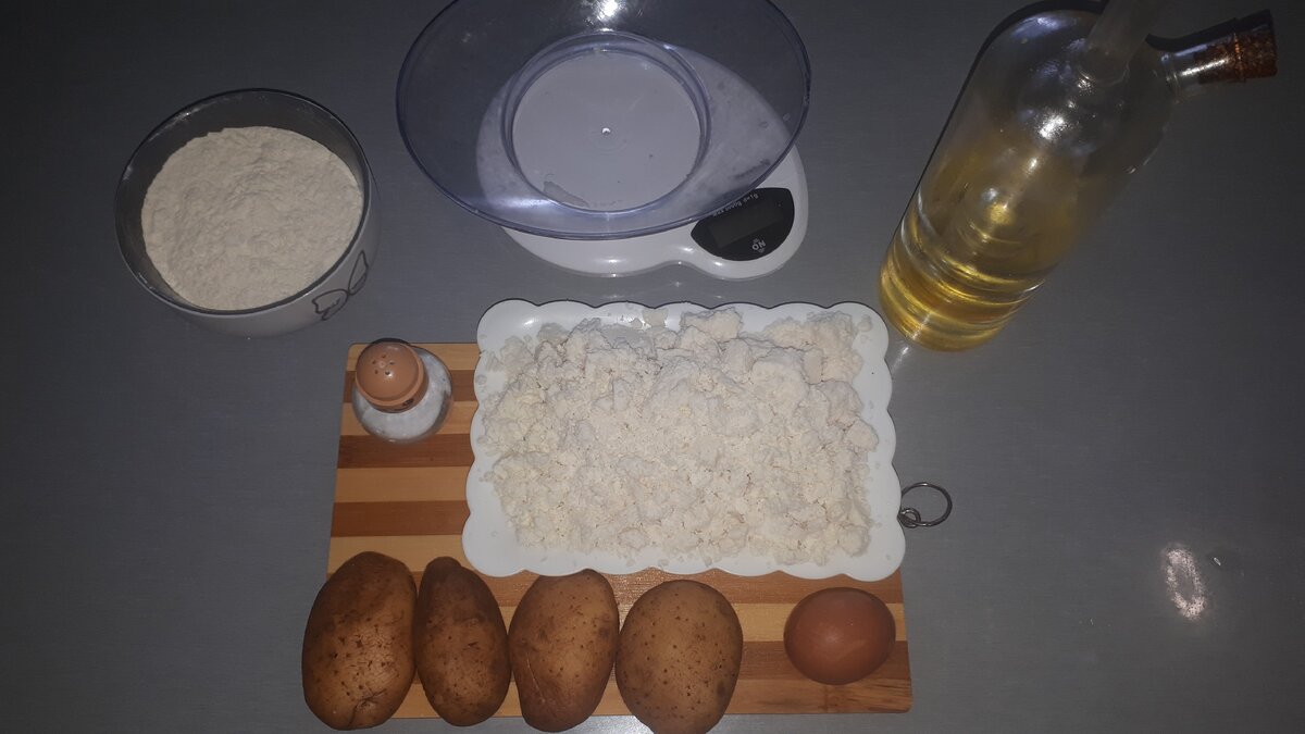 Творог, картошка, соль, мука и масло для жарки