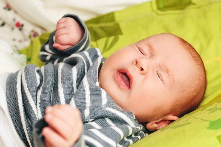 Почему у новорожденных часто происходит чихание: причины и советы