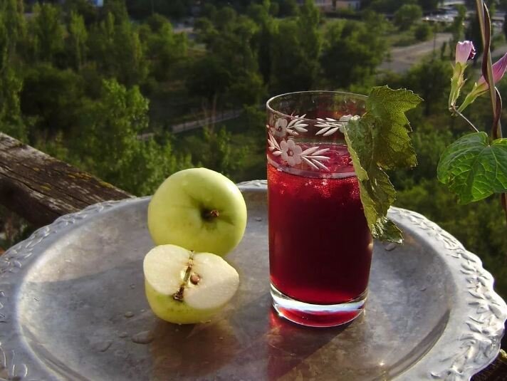 Клубничный мохито и яблочный лимонад: показываю, как готовить необычные летние напитки