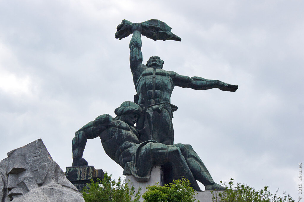 в народе этот памятник называют "Пьяные ловят такси"