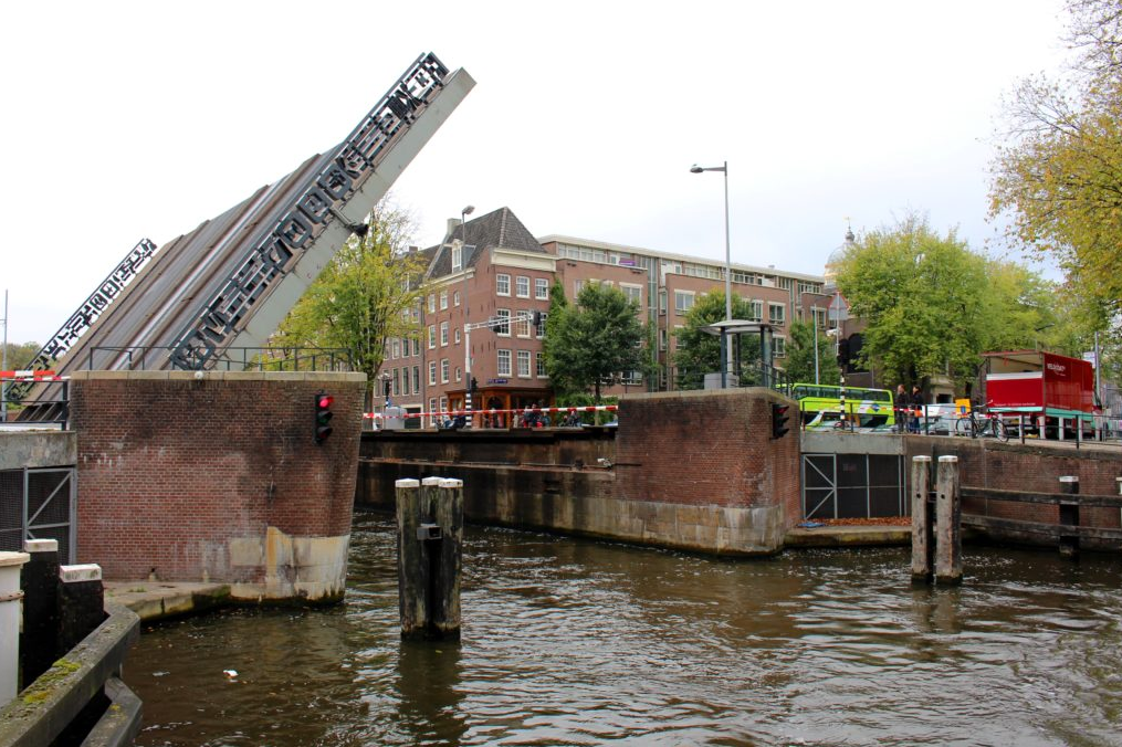 Разводной мост в Амстердаме. Фото:  Татьяна Деменева с сайта spbtourkit.ru