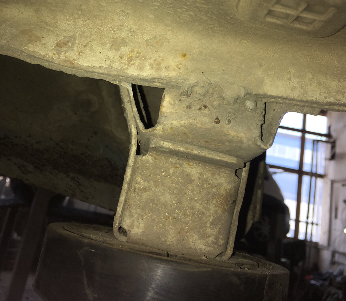 Следы сварки, на которые указывал мне механик. Сам я так и не понял, что он там разглядел. Но это следы ремонта после ДТП