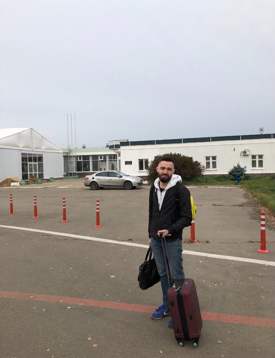 Муж и Туношна.  Белые постройки - и есть наш аэропорт. Как будто на скорую руку поставили временные сооружения) 