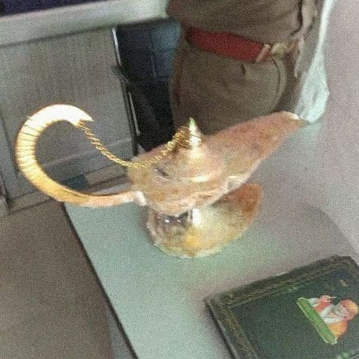 Один из мошенников представился оккультистом, а другой в костюме играл роль Джинна! Потерпевший думал, что лампа принесет ему здоровье, богатство и удачу