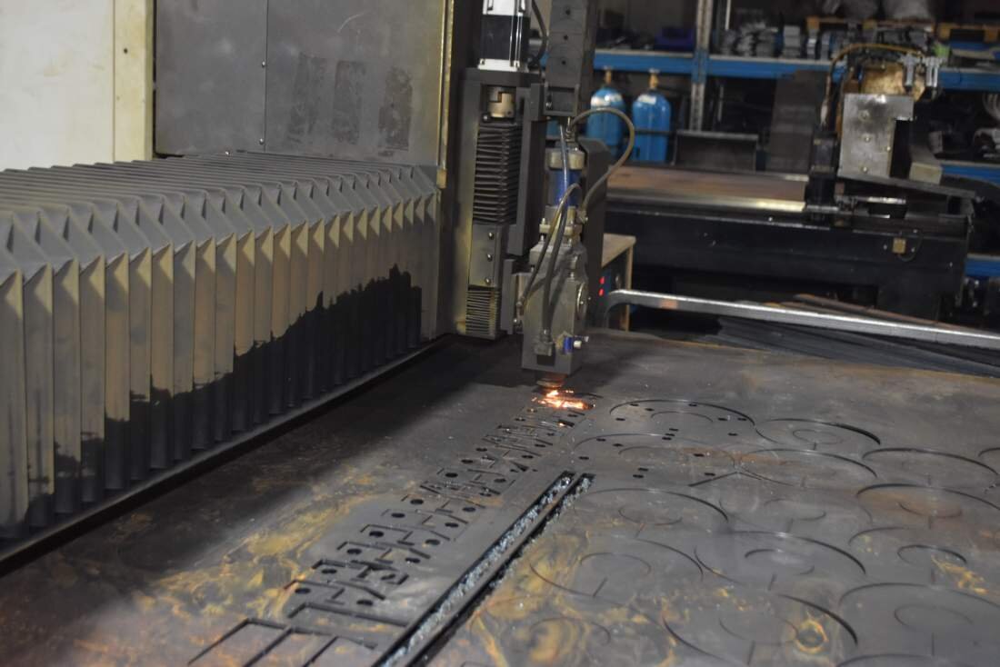 Лазер может сделать на одном листе до 25 точных изделий. Фото: Виктор Решетень/КР