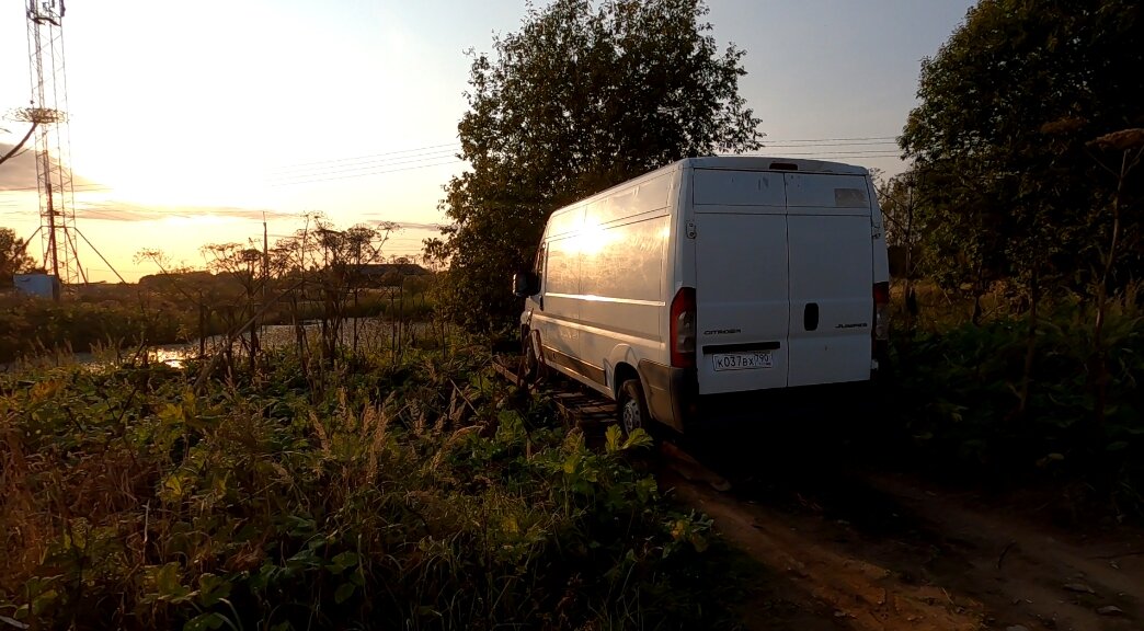Эстакада в нашей деревне одна, а желающих поковыряться много