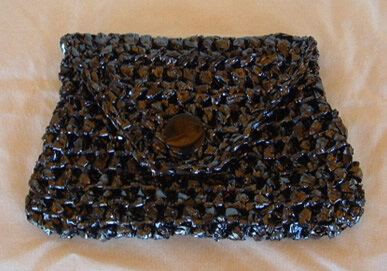 Из пленки вязали практически все (фото взято с сайта myrecycledbags.com)