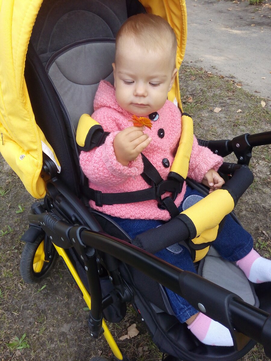 На фото: помню этот день! 1 сентября. Пошли с Ксюшей к Саше на линейку. Доче год.