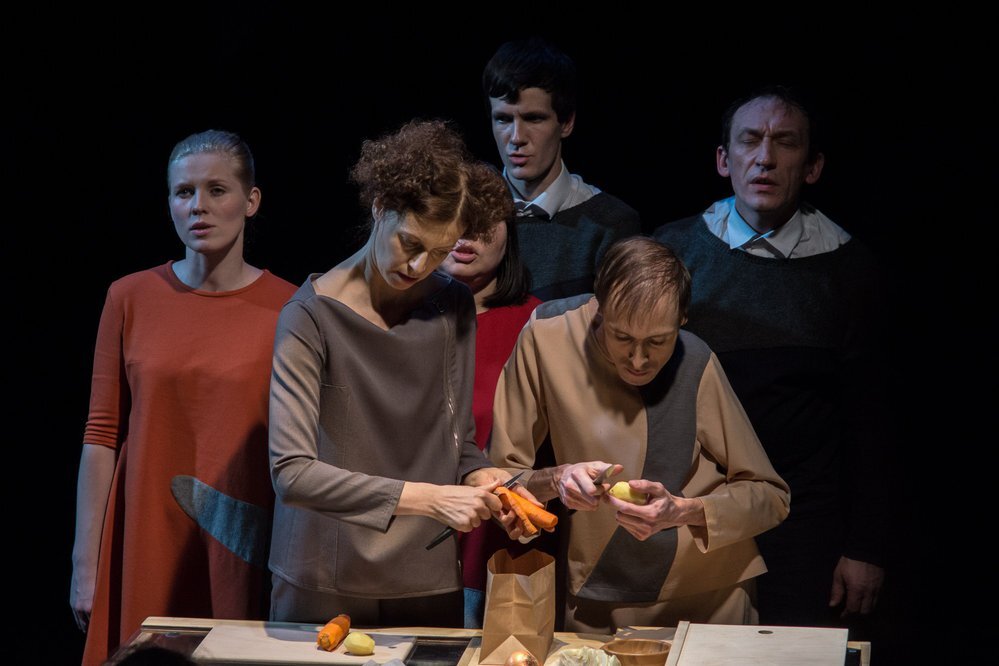 Сцена из спектакля "Отдаленная близость"