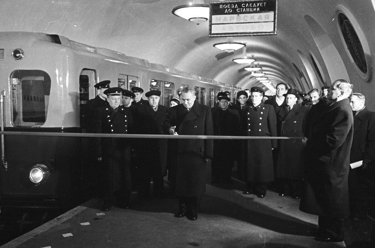 Московское метро очередь. Открытие Ленинградского метрополитена 1955. 1955 Год открытие метрополитена в Санкт-Петербурге. 15 Ноября 1955 года открылся Ленинградский метрополитен. Первая линия Ленинградского метрополитена 1955 года.