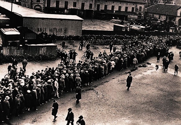 Германия, 1929 год, очередь на биржу труда. Великая депрессия докатилась до Европы