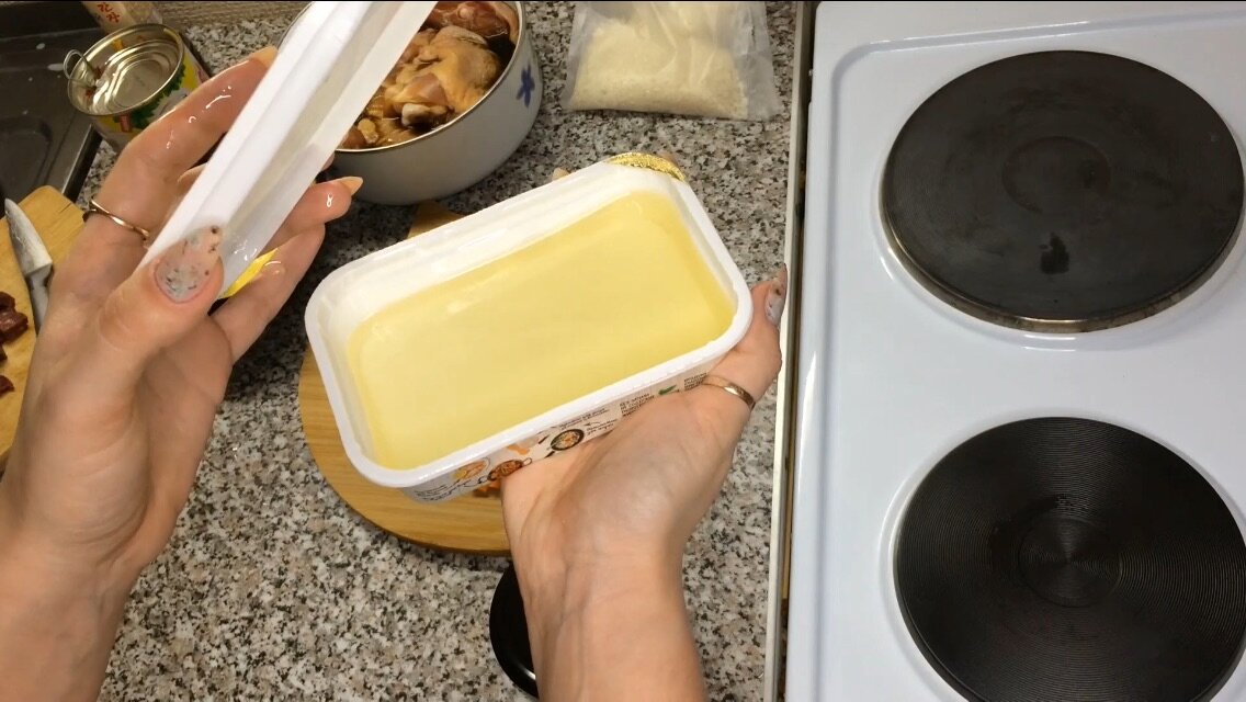 На кухне работала плита, было жарко и оно растопилось, для кокосового масла это норма