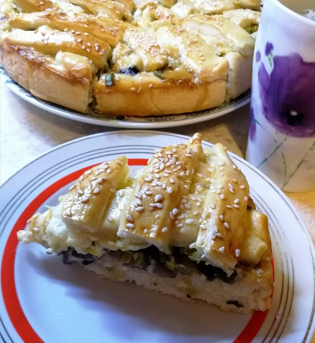 Пышный грибной  пирог на дрожжевом тесте,  вкусное и красивое решение для Вашего стола 😏Обязательно попробуйте, не пожалеете🔥