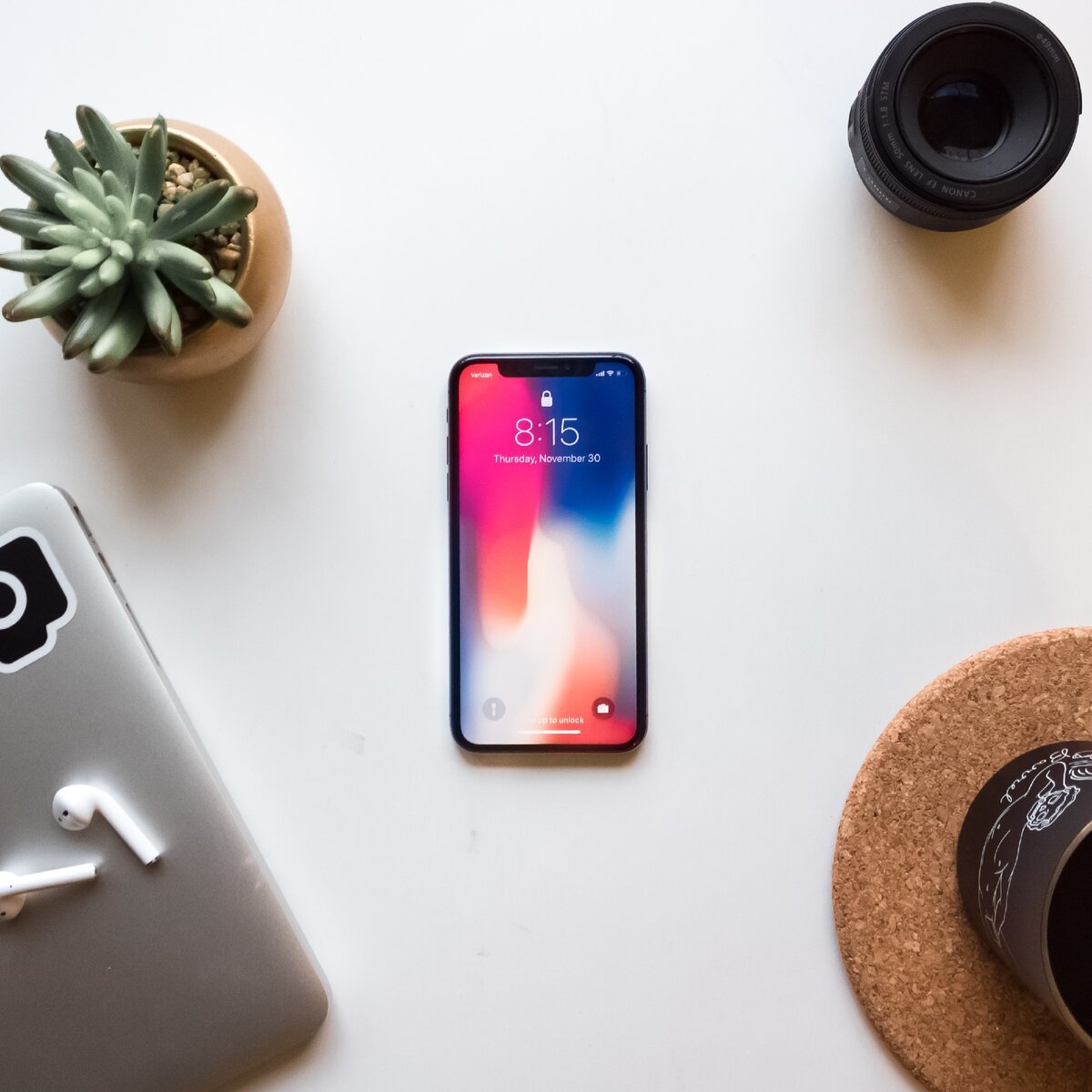 IPhone X   (источник фото - сайт:https://unsplash.com/)