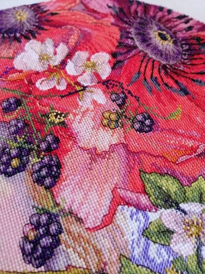 вышивает Марина Мостова @marina_krestogolik.