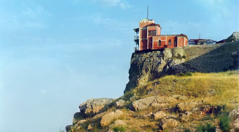 Здание на скале Аврора. Фото: С.М. Прокудин-Горский, 1904 год