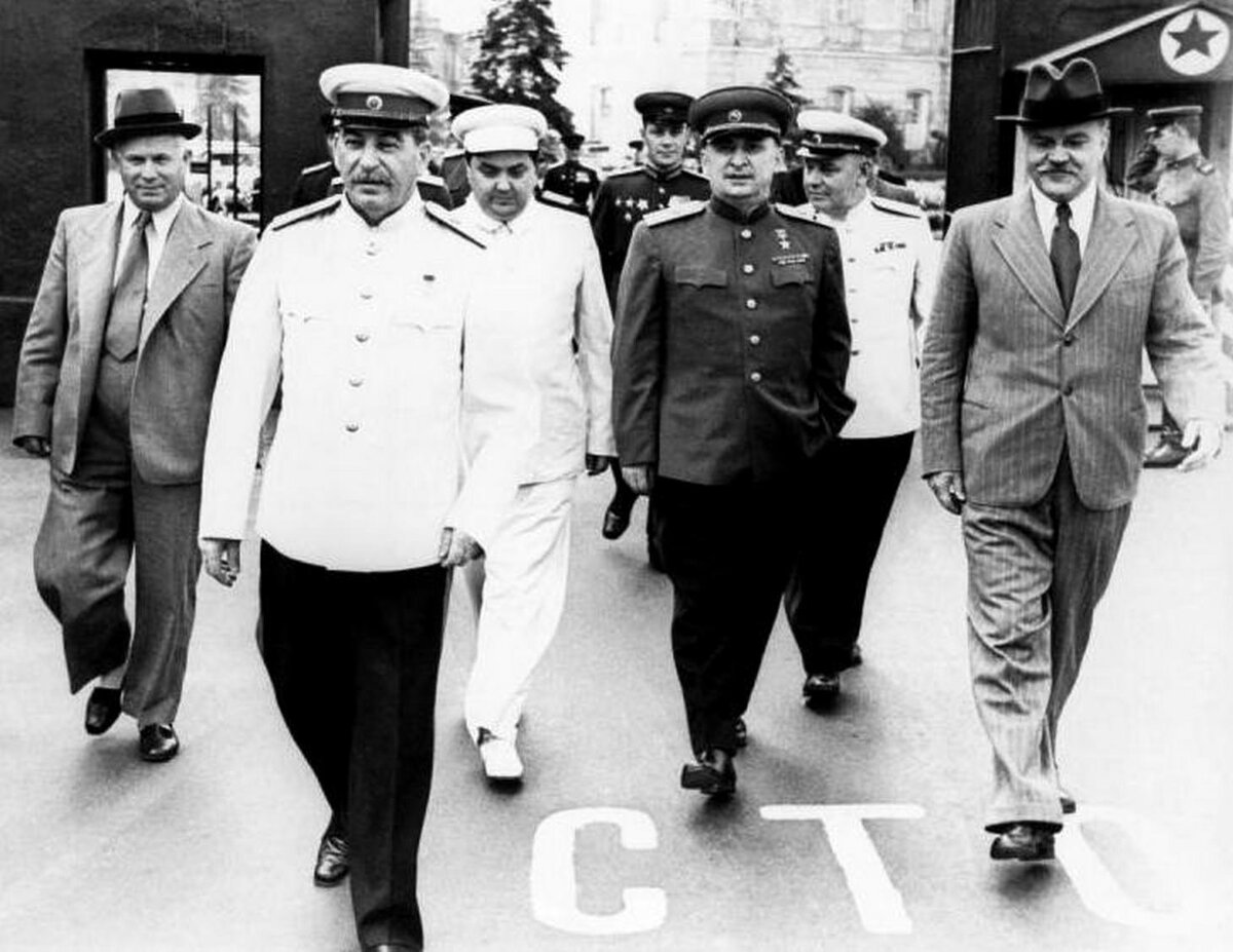 Позади Сталина, слева направо: Хрущёв, Маленков, Берия, Молотов.(https://kak2z.ru/my_img/img/2020/03/05/41c63.jpg)