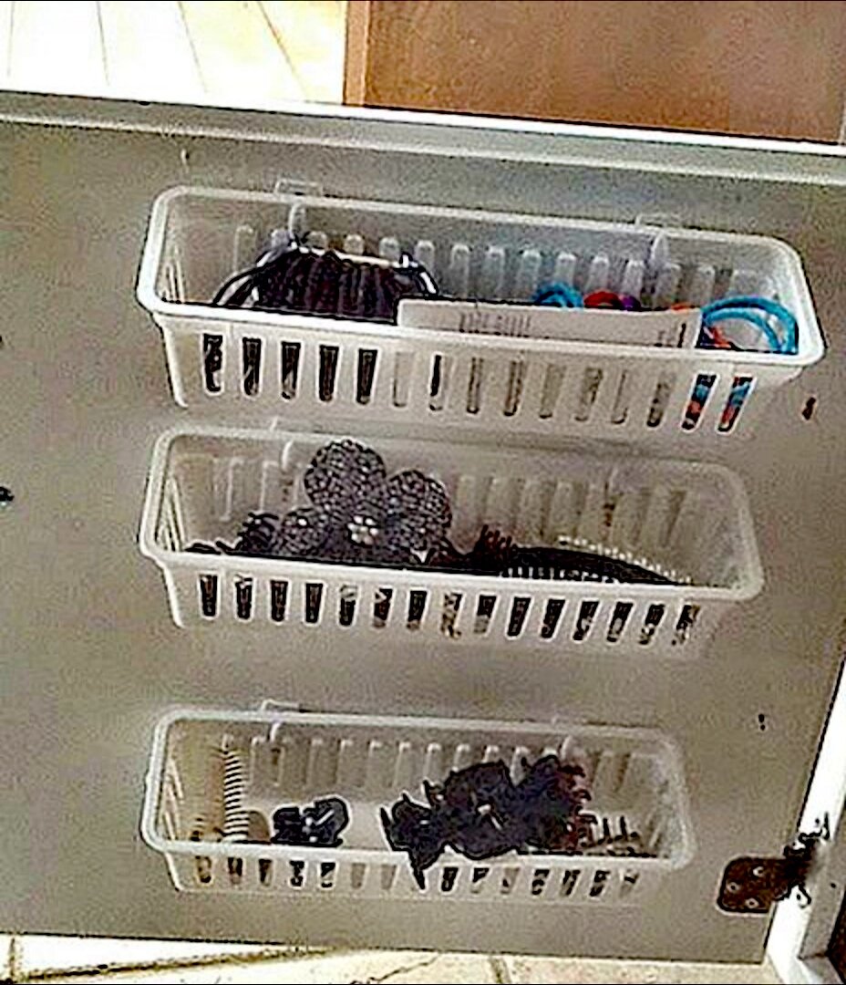 Пластиковый контейнер для хранения мелких деталей.