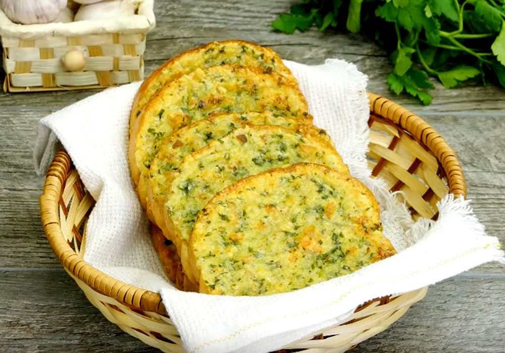 Такая замечательная закуска, как гренки с чесноком, всегда отлично воспринимается за любым столом