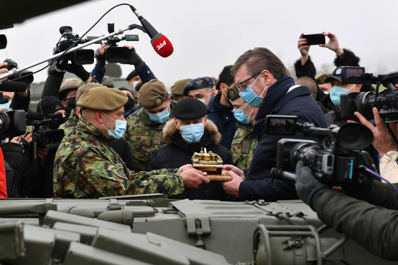 Президент Сербии Вучич на осмотре российского подарка - танков Т-72МС