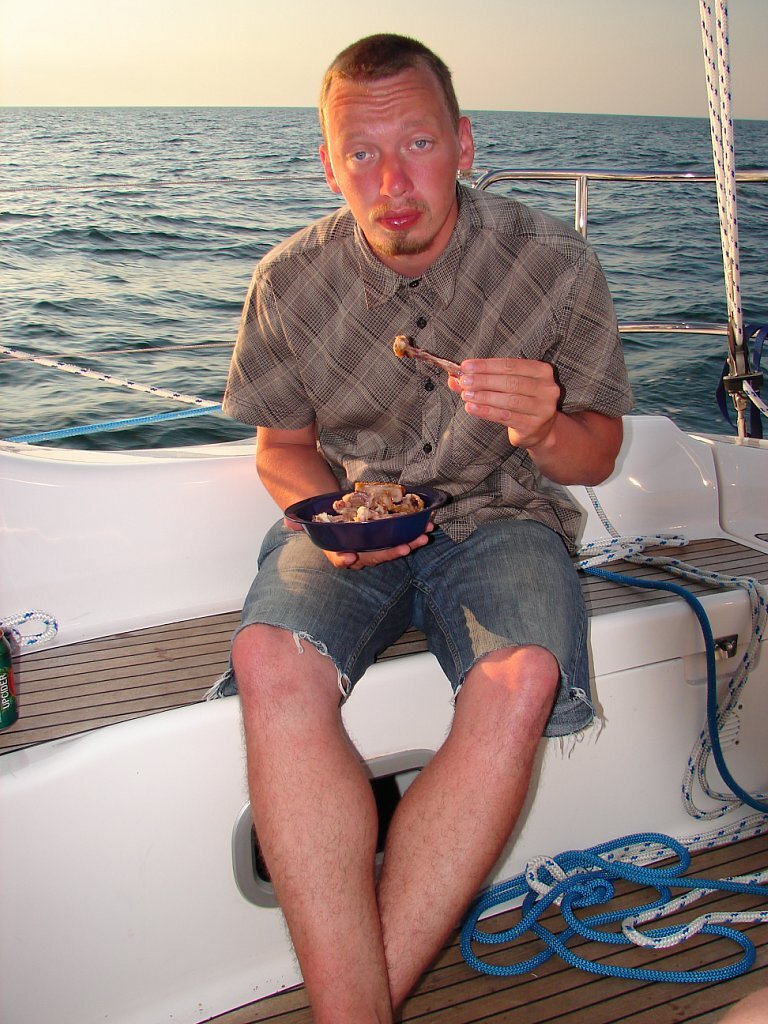 Специалист много ел, но дело своё знал крепко! 