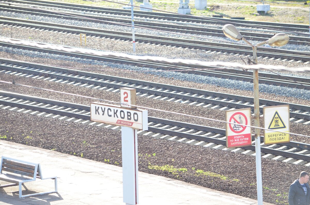 Навигация-олдскул! Впрочем, намедни на Серпе и Молоте такие таблички видела, из тех времен, до pid-style табличек. Еще одна идея для съемки на Горьковском направлении, кстати, мне в копилку! Снято с моста над территорией станции. 