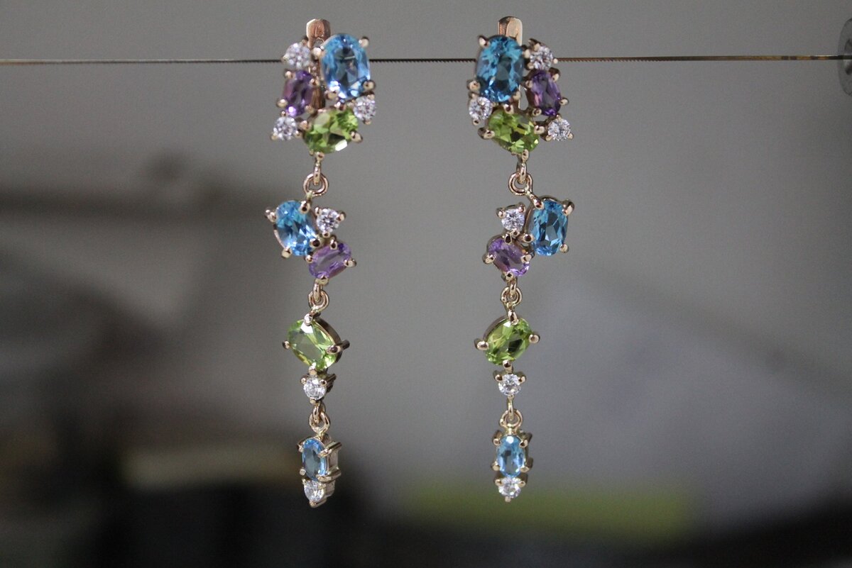 Золотые серьги с камнями