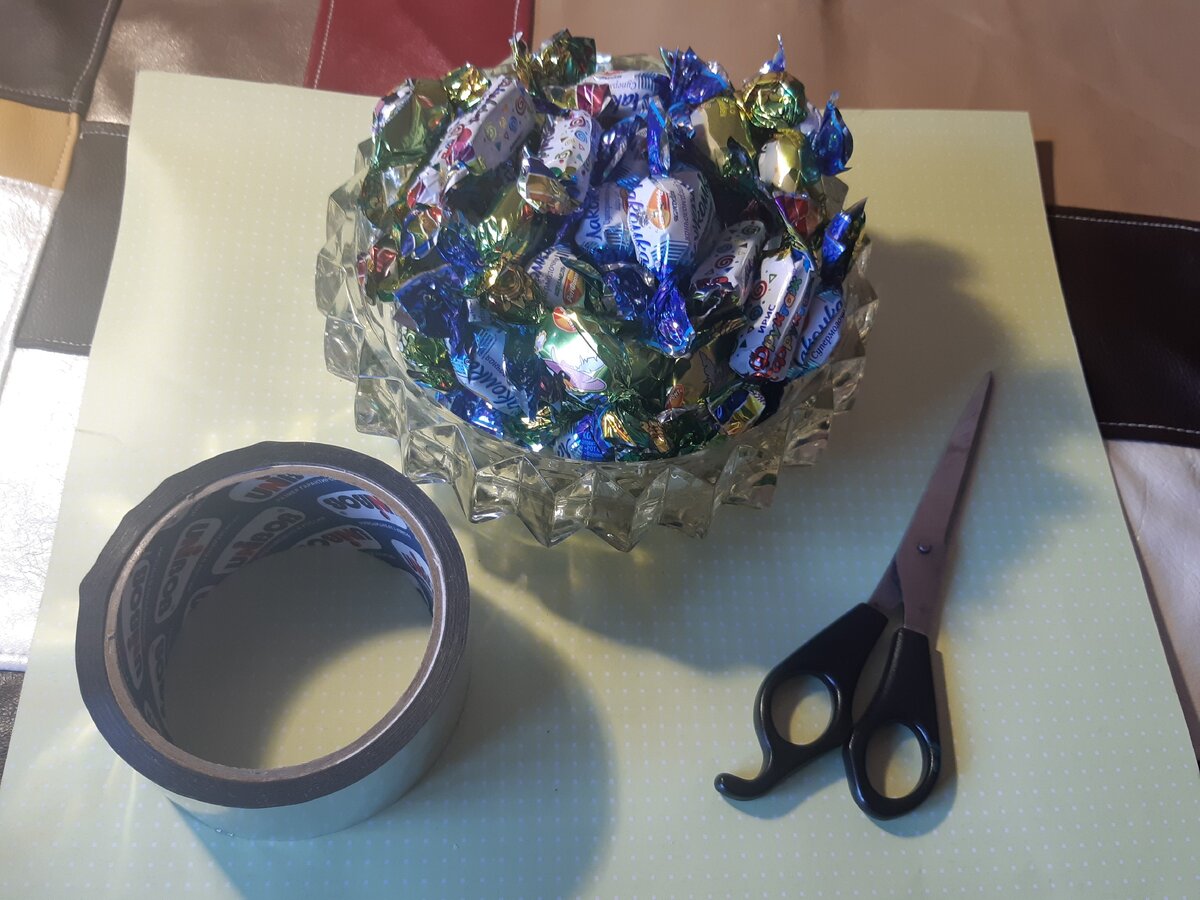 Коробка на 9 конфет с окошком Листья 13,8х13,8х3,8 см