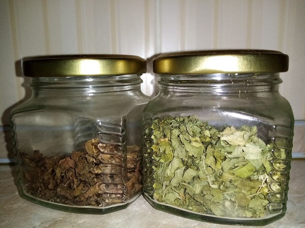 Сушенный базилик и петрушка