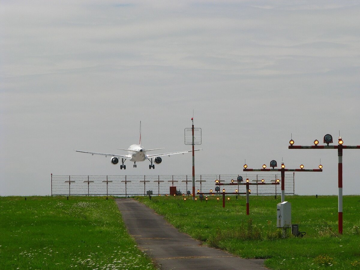 ILS (англ. Instrument Landing System) - курсоглиссадная система захода на посадку. Если вы видели такие штуки в торце взлетно-посадочной полосы, то это оно. Состоит из двух подсистем: G/S (англ. Glideslope) - собственно, система ведения судна по вертикали (глиссадная) и LOC (англ. Localizer) - локализер, ведущий самолет по горизонтали (курсовой). Изображение с сайта needpix.com.