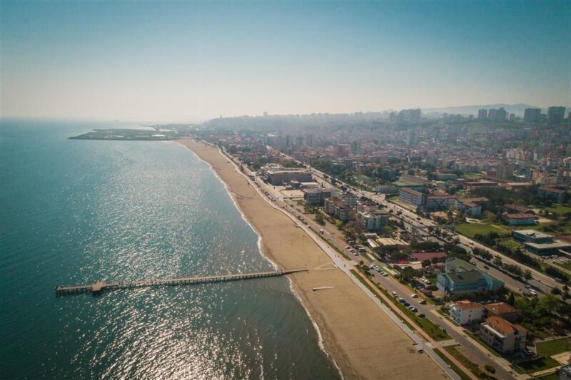 Наша авиакомпания предлагает перелеты из Сочи в город Самсун и недельное проживание в пятизвездочном отеле Sheraton. Самсун не столь популярен у иностранных туристов, хотя предлагает условия ничуть не хуже курортов Болгарии. Причем по демократическим ценам.