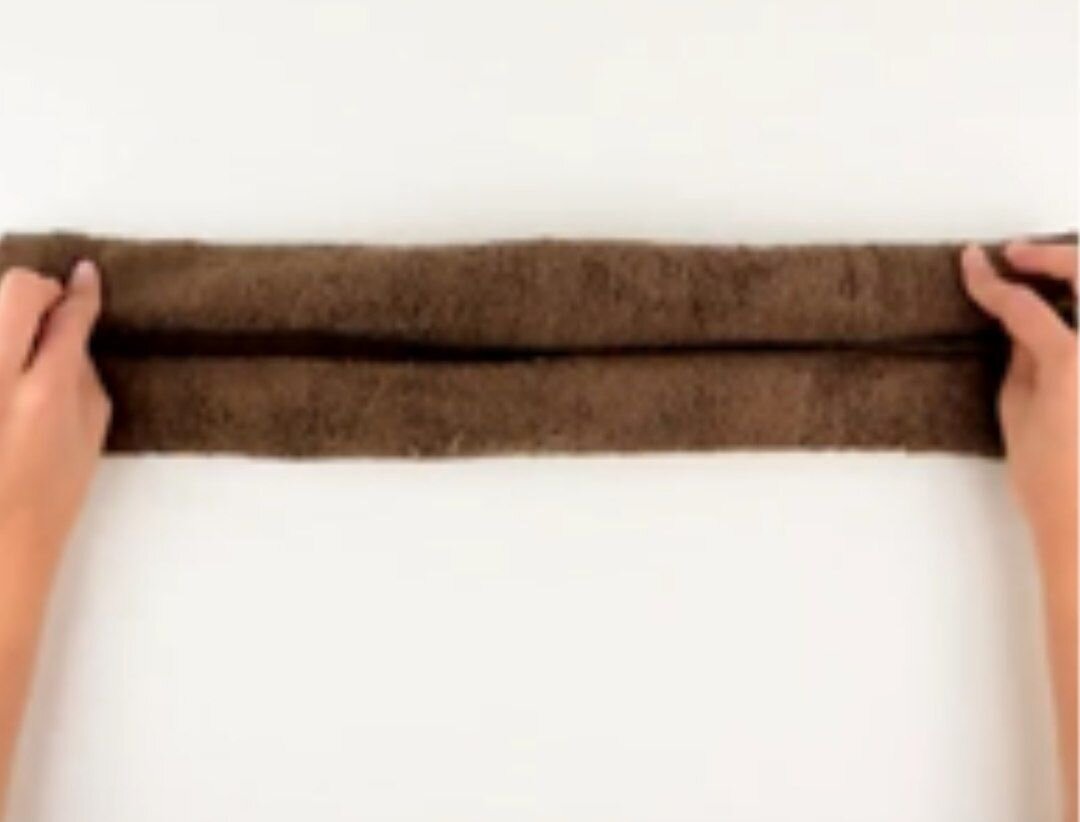 Сворачиваем полотенце с двух сторон 