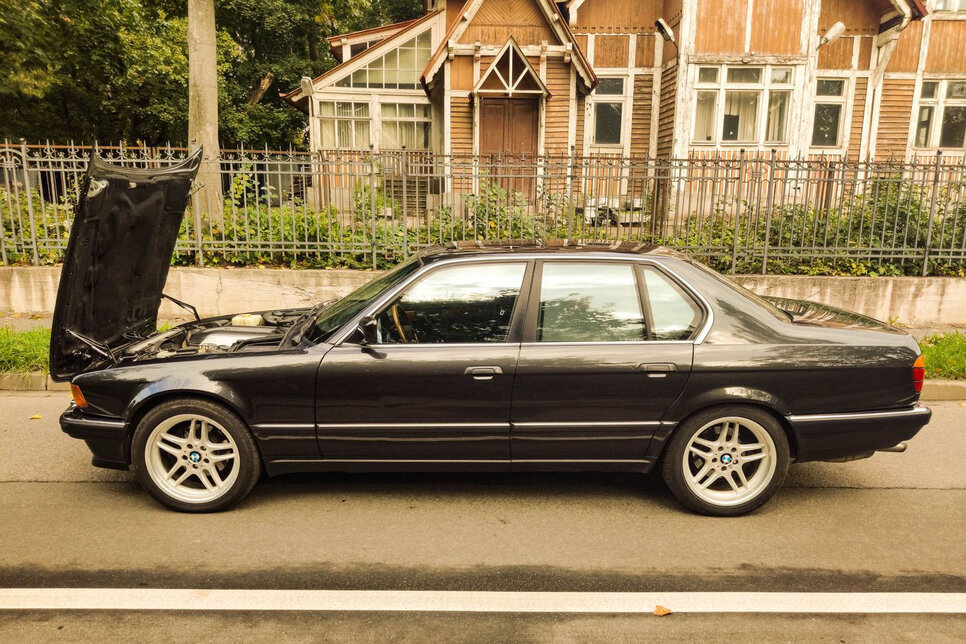 BMW 730i E32: black «Boomer»