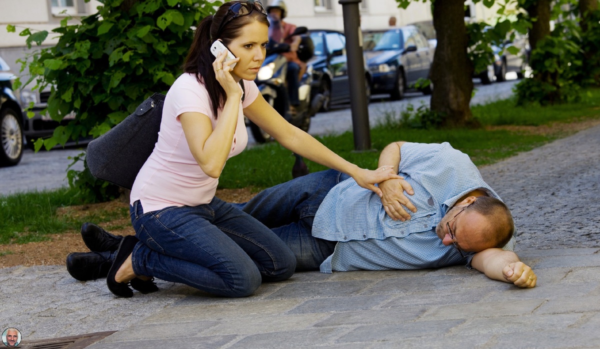 Девушка не паникует и звонит в скорую медицинскую помощь