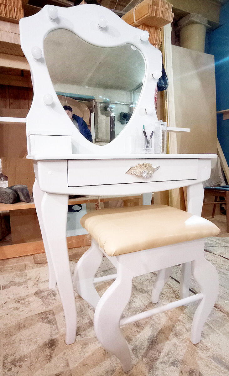 В белую краску добавили коллер - серебро с блестками. Смотрится шикарно, но на фото не видно. 